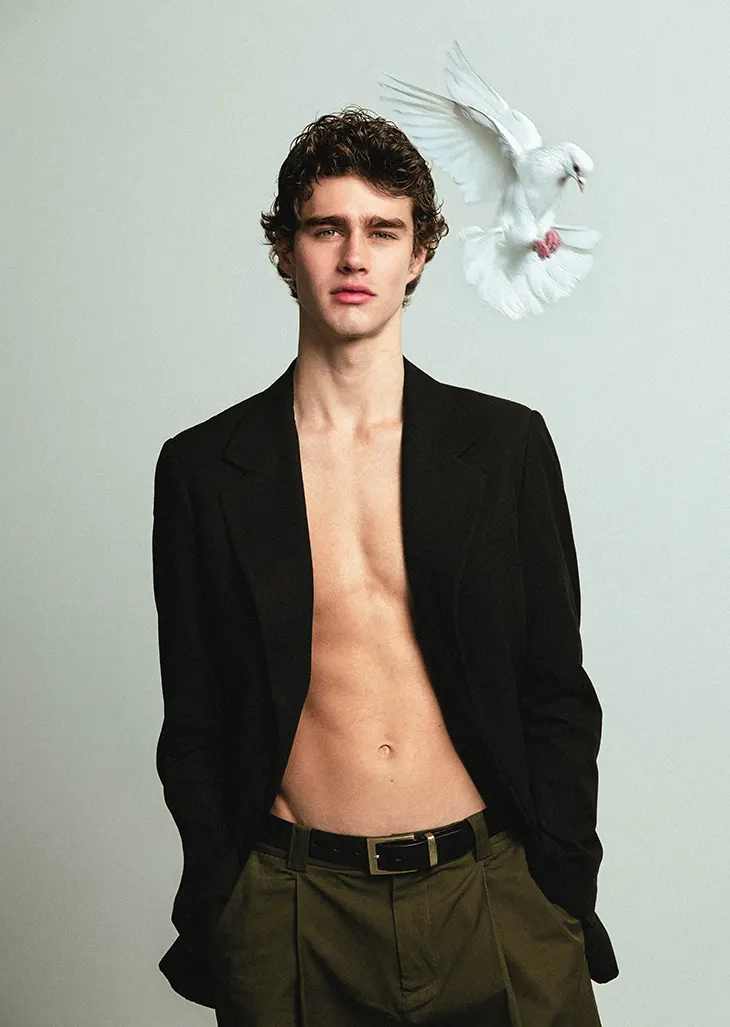 Max Merifield posando en el estudio KAP Collective de Sídney